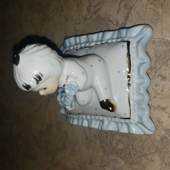 Vintage nursery gift, baby boy on cushion,  porcelain figurine - Picture 2 of 5